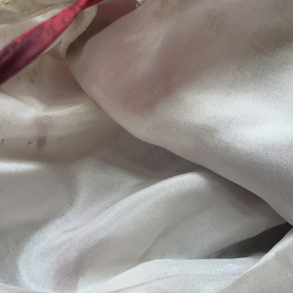 Rory Beca white 100% silk with Deep red flowers - Picture 7 of 7